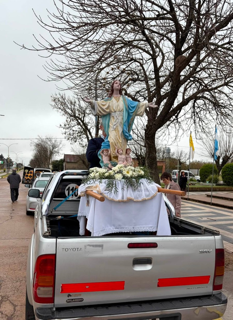 El veh&iacute;culo con la imagen de la Santa Patrona, encabezando la procesi&oacute;n.