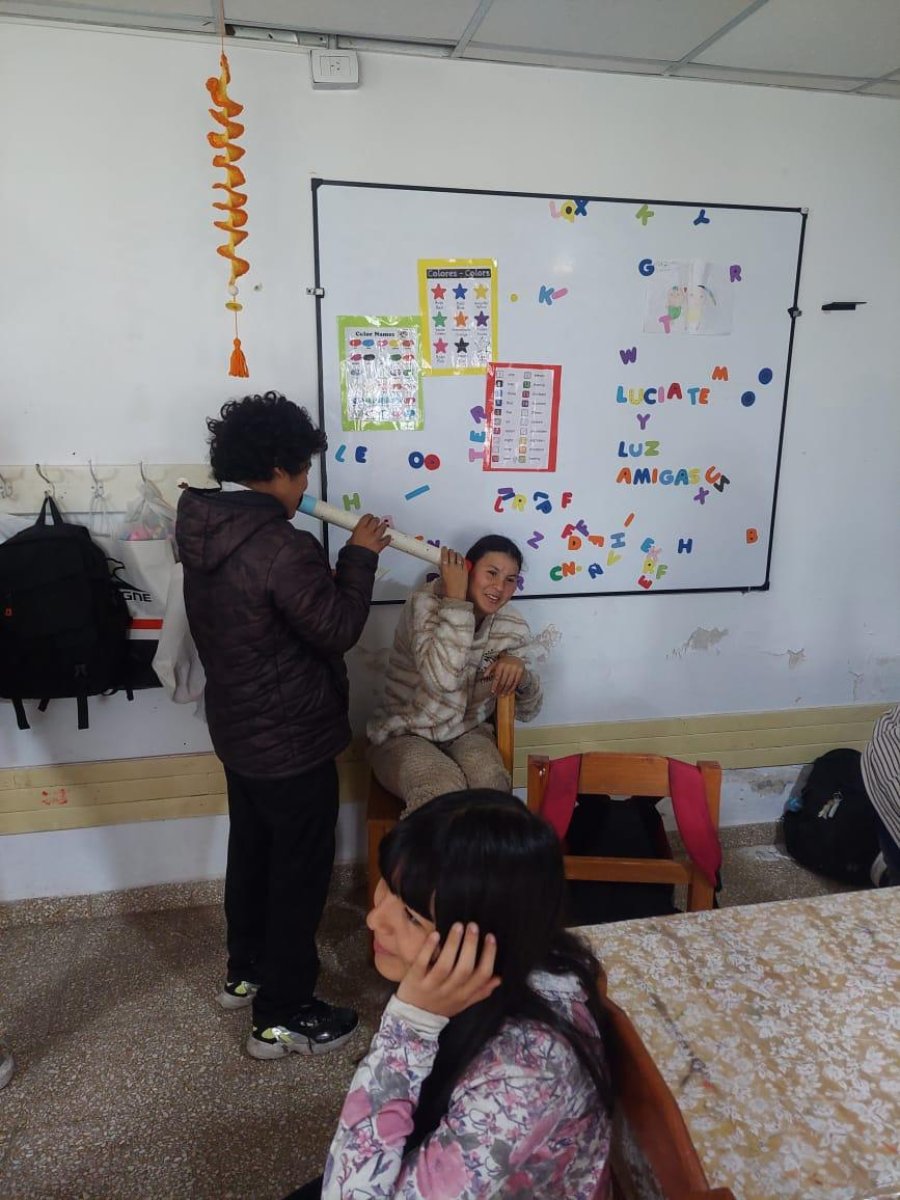 En el CAF N° 30 los niños jugando a leer poesiás con susurradores.