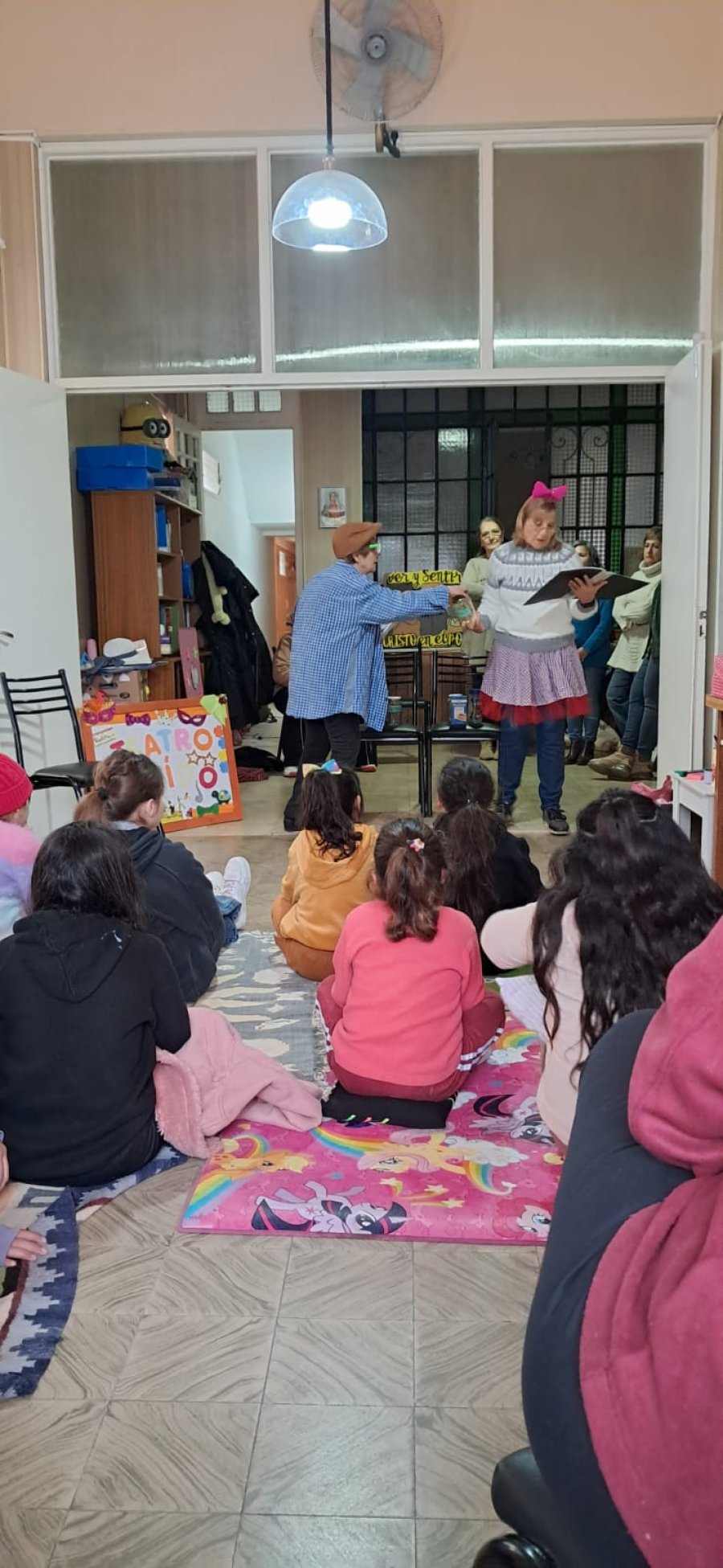 Teatro le&iacute;do  en el Hogar Don Orione.