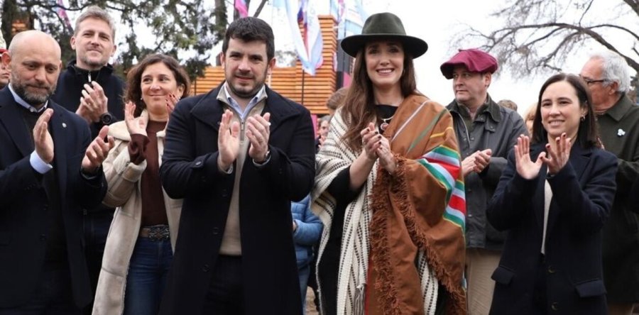 La vicepresidente Victoria Villarruel junto al intendente de Venado Tuerto y presidente de la UCR Nacional, Leonel Chiarella y el ministro de Desarrollo Productivo, Gustavo Puccini.
