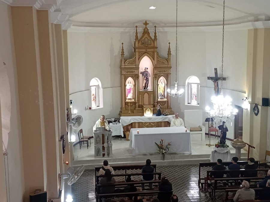 El altar y vista parcial del templo en la Misa de esta ma&ntilde;ana.