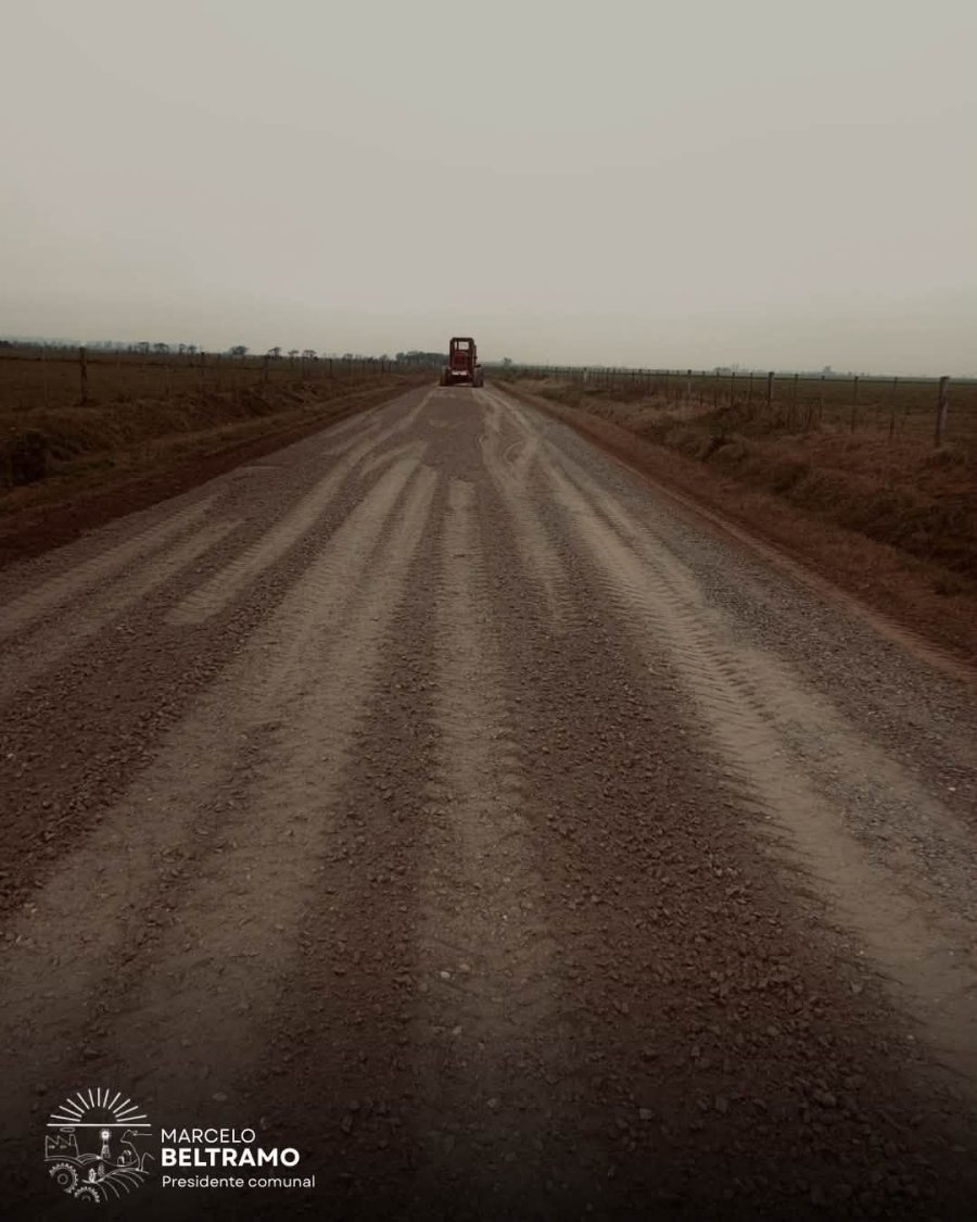 El camino intervenido y maquinaria comunal en plena labor.