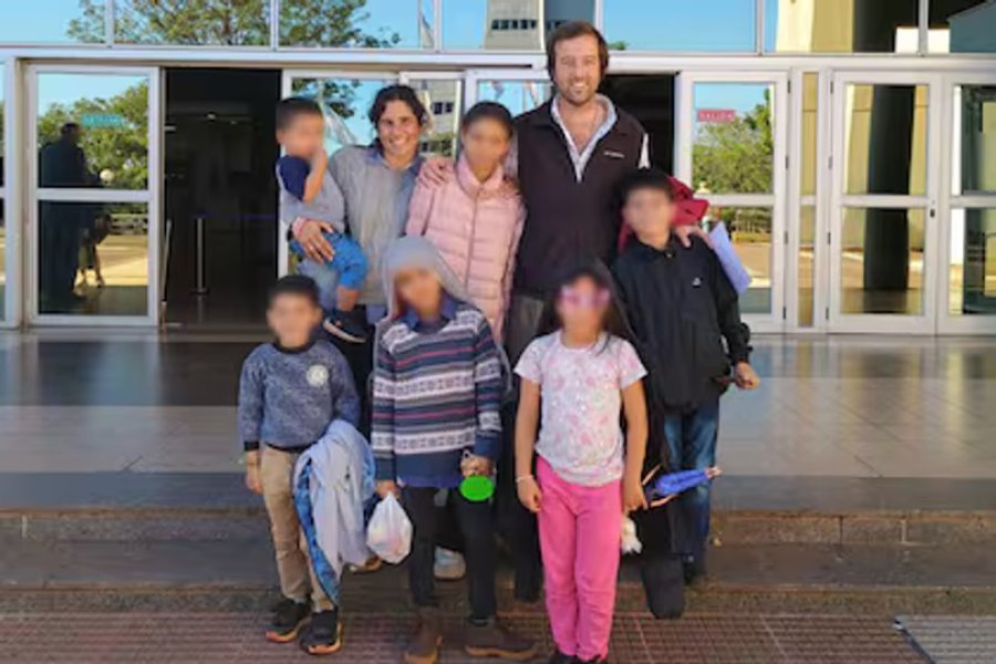 El primer D&iacute;a del Ni&ntilde;o de los seis hermanitos de Misiones junto a su nueva familia.