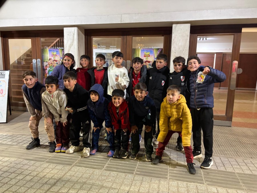 Jugadores de la categor&iacute;a 2017 de River Plate aprovecharon el tiempo libre del Torneo Sue&ntilde;o Celeste para ir al Cine Belgrano para ver Toy Story 5.