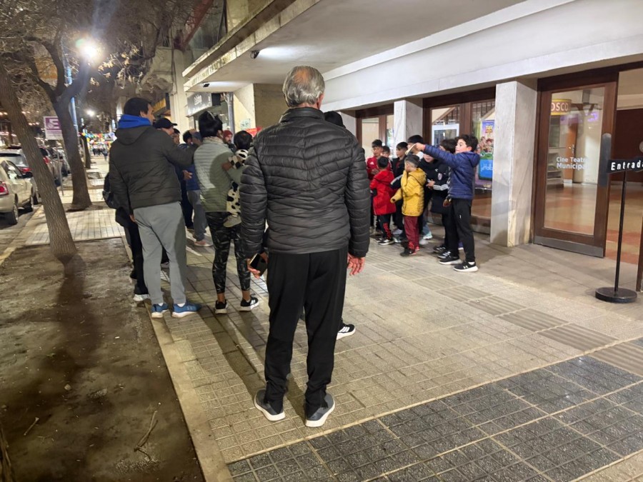 Los chicos de River a la derecha posan para las fotos que los padres toman desde la izquierda como un recuerdo de la salida al cine en Rafaela. (FOTO LA OPINI&Oacute;N)