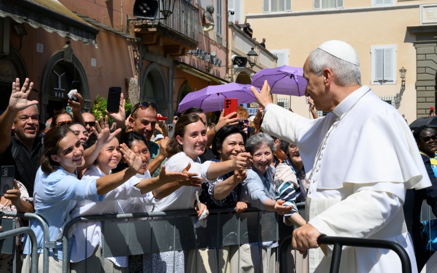 Ayer, tras el rezo del &Aacute;ngelus, el Pont&iacute;fice saluda a los fieles en Castel Gandolfo.