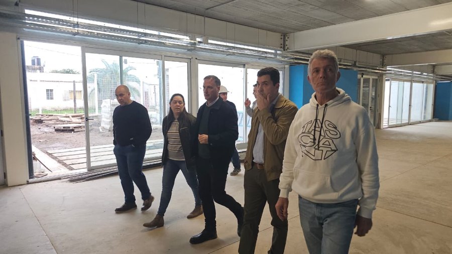 Lisandro enrico y Mauro Gilabert encabezando la comitiva que visit&oacute; lka obra.