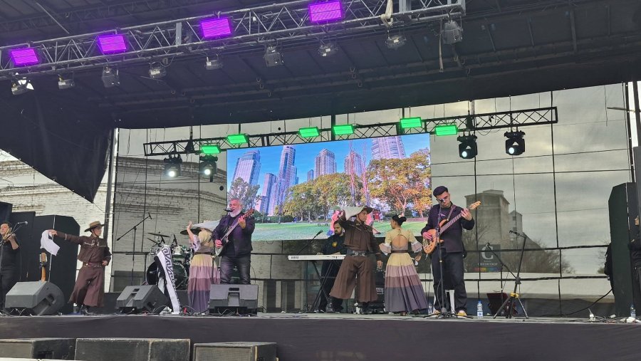 Desde el escenario se aport&oacute; alegr&iacute;a a la celebraci&oacute;n.