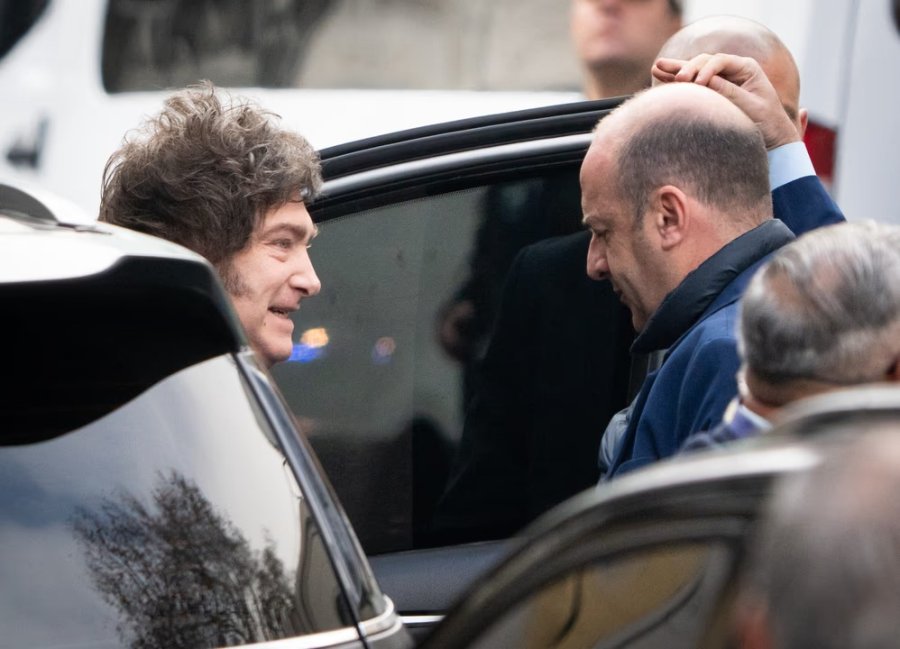 El presidente Javier Milei se traslada con su equipo de seguridad.