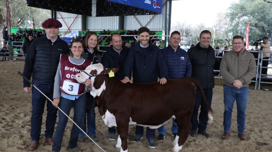 El gobernador Maximiliano Pullaro junto a los representantes de la caba&ntilde;a de uno de los grandes campeones de la Expo Rural de San Justo.