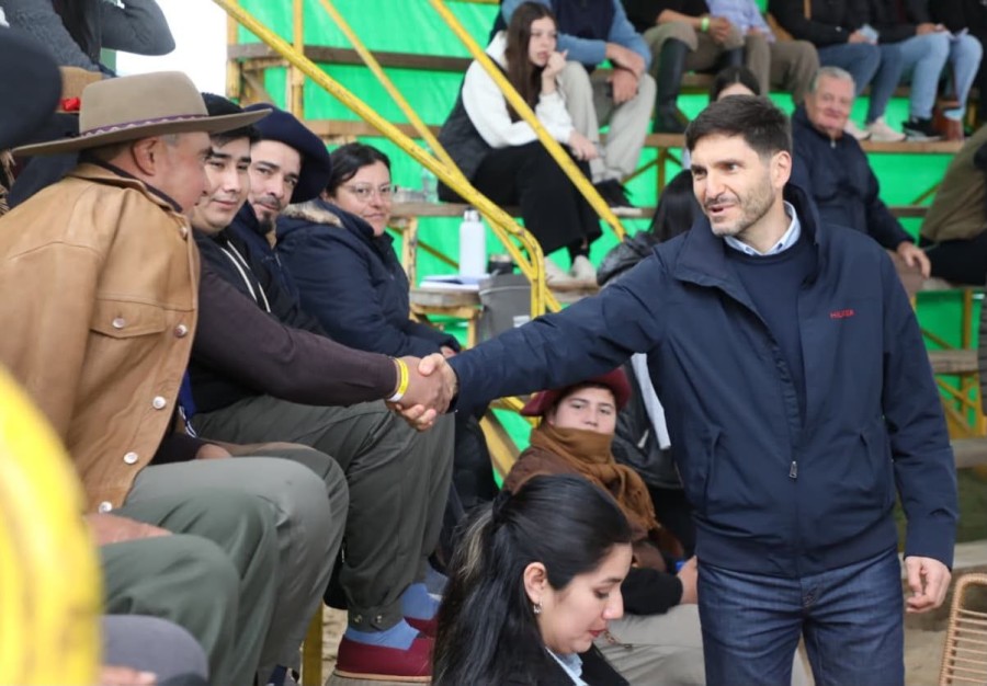 El gobernador Pullaro saluda a productores en su visita, este domingo, a la Expo Rural de San Justo. (FOTO SC)