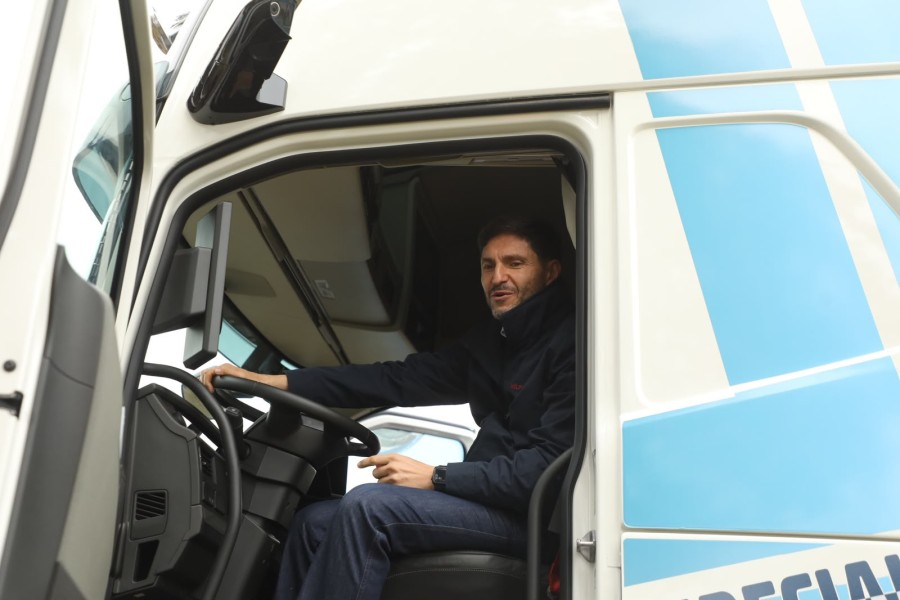 Durante su recorrida por el predio ferial de la Sociedad Rural de San Justo, el gobernador Pullaro se subi&oacute; a un tractor. (FOTO SC)