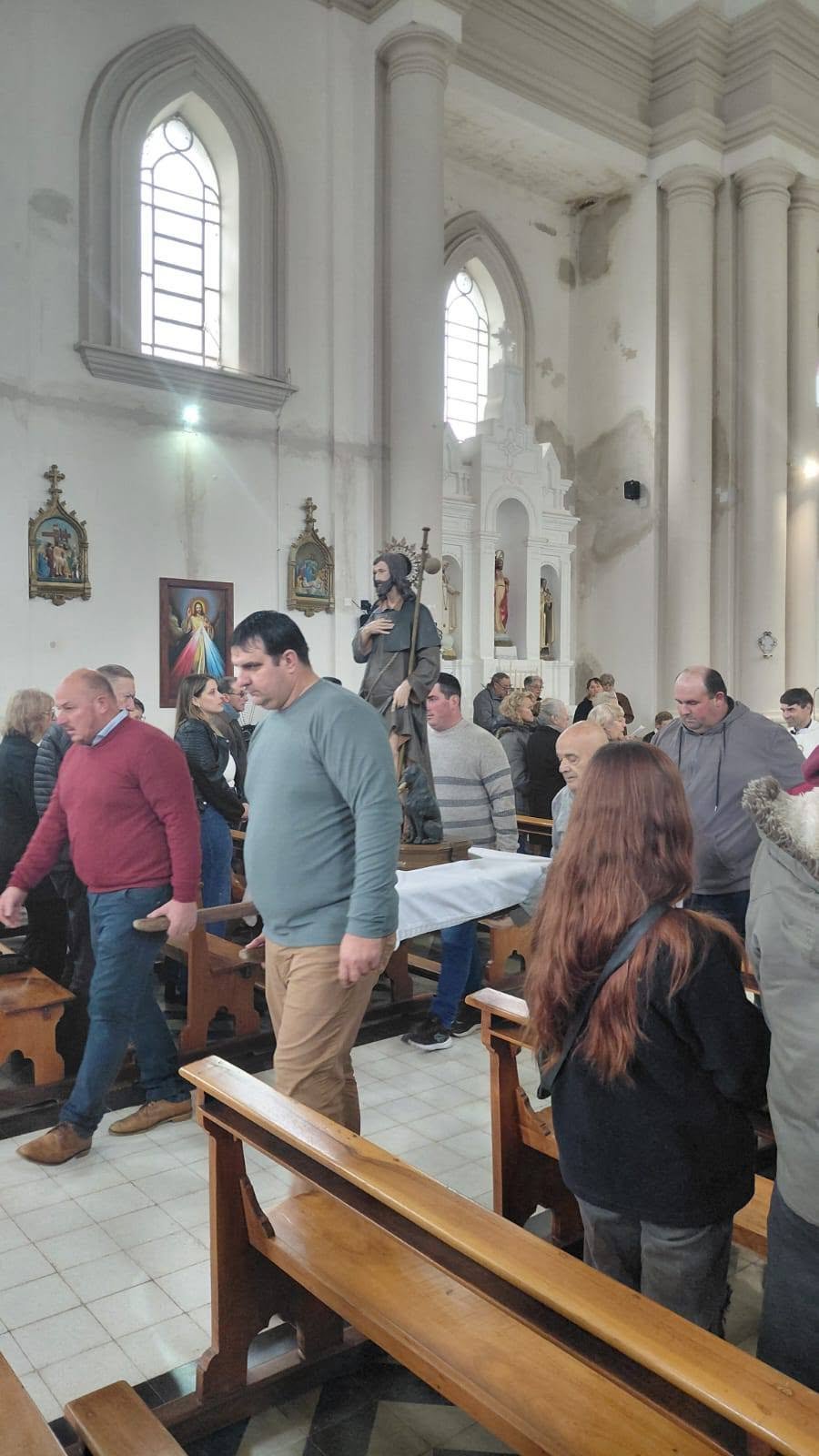 Inicio de la procesi&oacute;n dentro del templo.