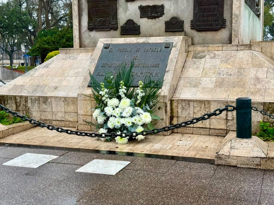 Se realiz&oacute; la tradicional ofrenda floral frente al Monumento al General Jos&eacute; de San Mart&iacute;n.