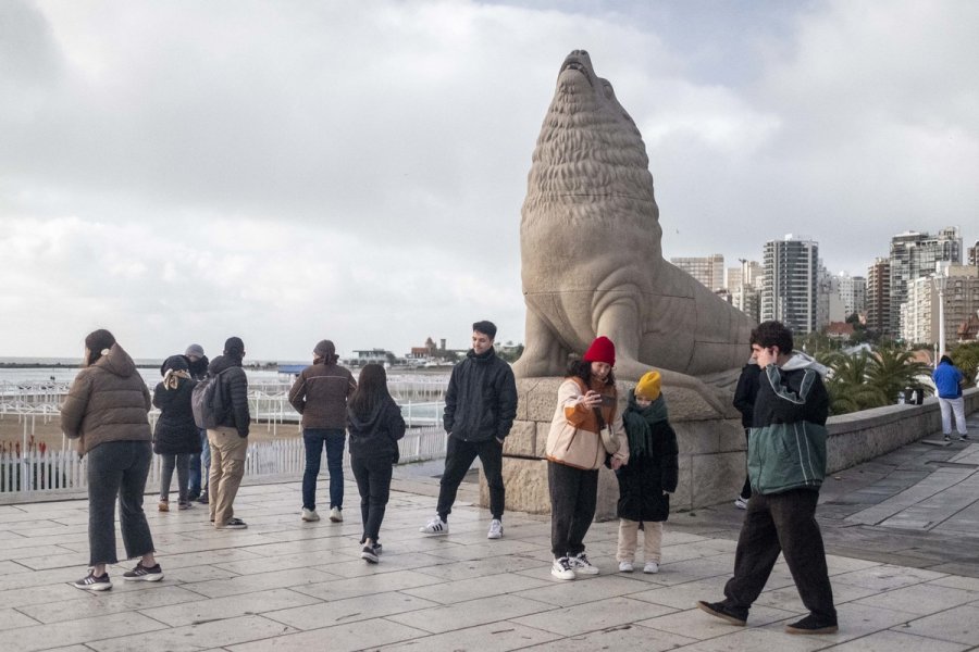 BALANCE TURISTICO. Este fin de semana largo viajaron m&aacute;s de un mill&oacute;n de turistas, pero gastaron menos y acortaron sus estad&iacute;as.