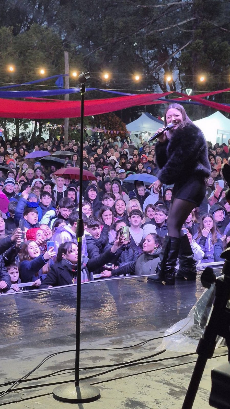 Pese a la lluvia el p&uacute;blico permaneci&oacute; para continuar la celebraci&oacute;n.