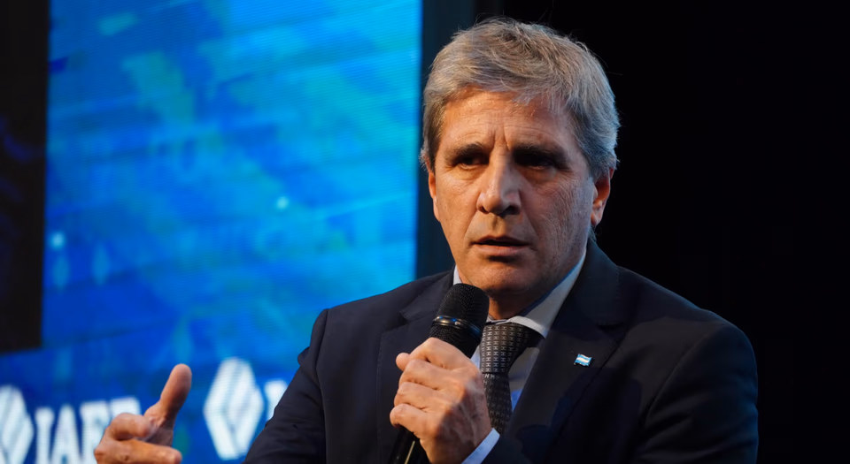 Luis Caputo anunci&oacute; un nuevo super&aacute;vit fiscal.