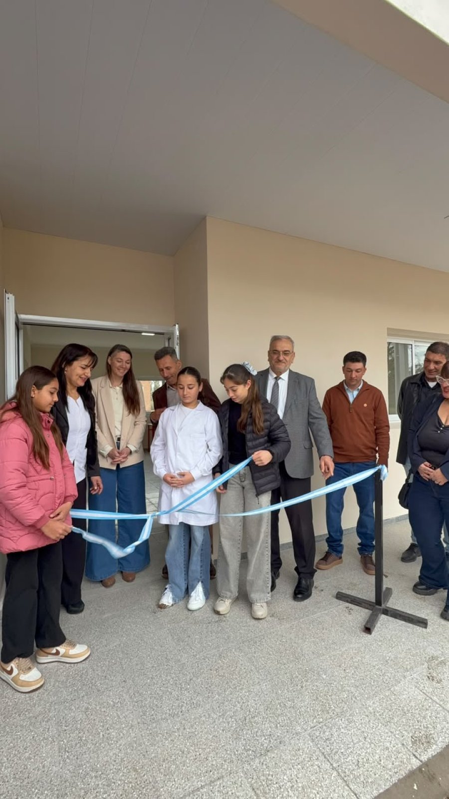Inauguraci&oacute;n con el tradicional corte de cintas.