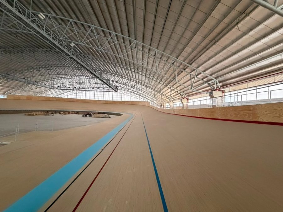 INVENCIBLE VELODROMO. El nuevo escenario deportivo quedar&aacute; inaugurado ma&ntilde;ana con la llegada de la Antorcha Suramericana y la activaci&oacute;n del portal con la cuenta regresiva para Santa Fe 2026.