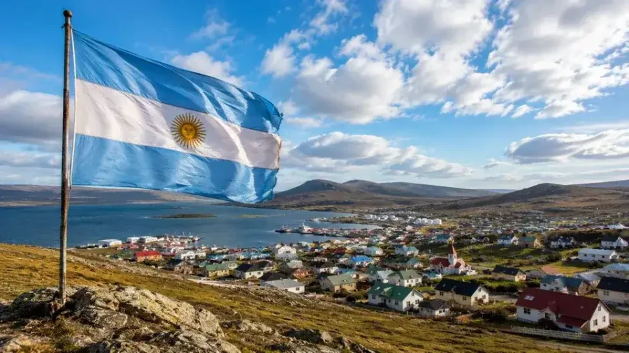 HOMENAJE. Un excombatiente regres&oacute; al archipi&eacute;lago para rendir tributo a su amigo, ca&iacute;do en la guerra.