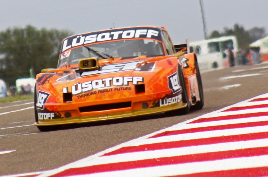 Mauricio Lambiris con el auto del Gur&iacute; Mart&iacute;nez Competici&oacute;n.