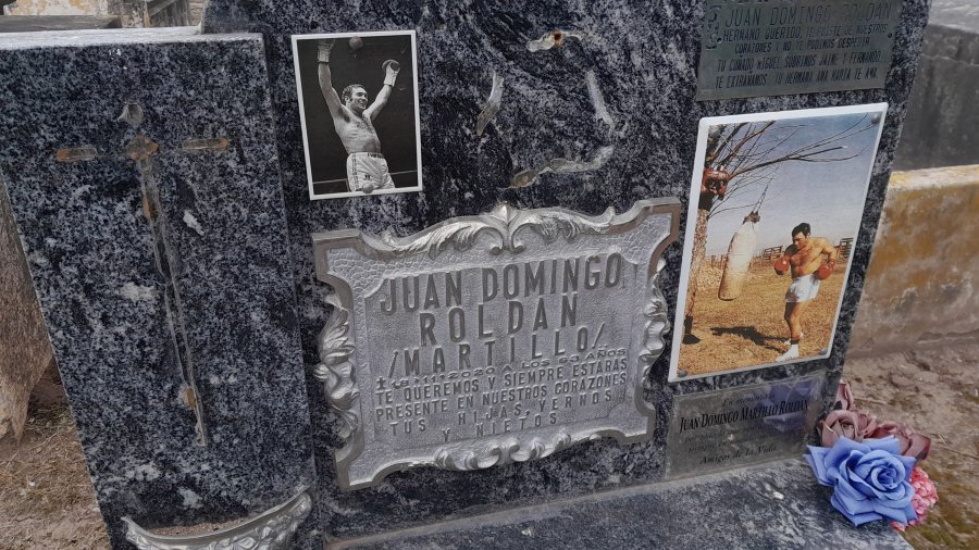 La tumba de &ldquo;Martillo&rdquo; Rold&aacute;n en el cementerio de Freyre.