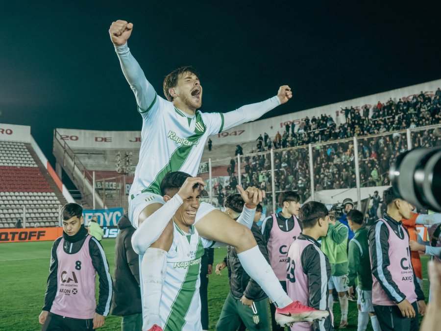 DESAHOGO. El festejo de los jugadores del Taladro.