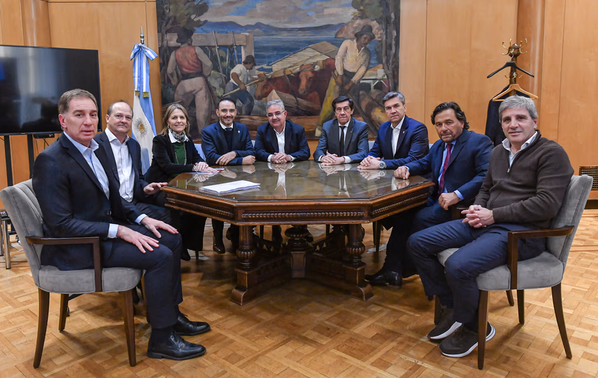 Caputo, Santilli y mandatarios provinciales.
