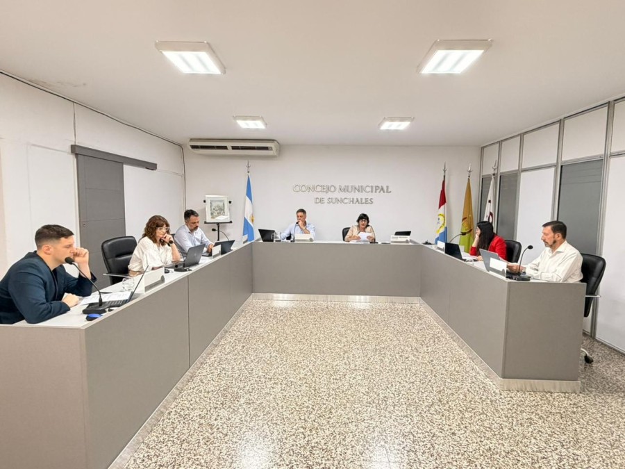 Los ediles durante uno de sus encuentros ordinarios.