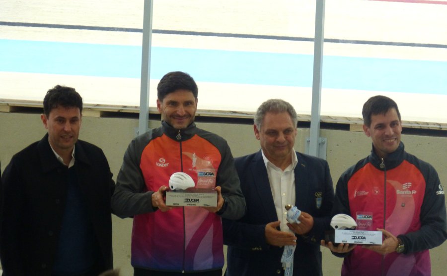DIA INOLVIDABLE. Jorge Chica (Uni&oacute;n Ciclista de la Rep&uacute;blica Argentina), el gobernador Maximiliano Pullaro, Marcelo Lanzi (presidente de FACPyR) y el intendente Leonardo Viotti.