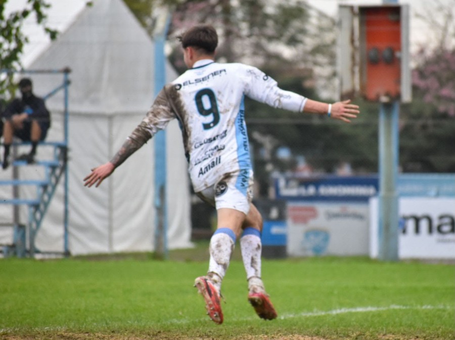Joel Bonifacio celebra su gol, el de la victoria para la Crema.