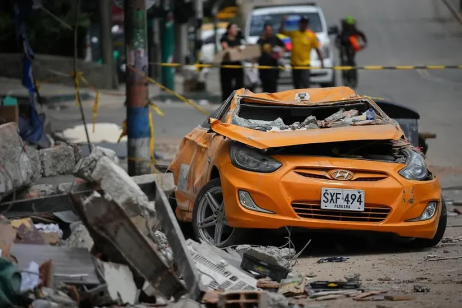 DESASTRE NATURAL. Un taxi qued&oacute; da&ntilde;ado por el terremoto, en Pereira, Colombia.