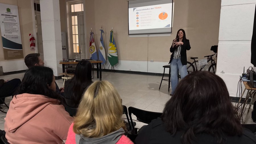 Marisol Rold&aacute;n durante su expoisici&oacute;n.