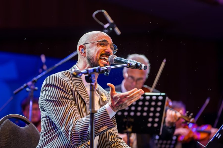 Abel Pintos cant&oacute; tango de manera apasionda.