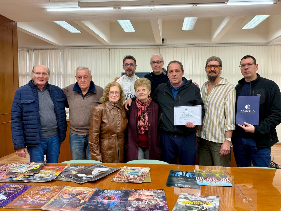 David Ponroy exhibe el reconocimiento que recibi&oacute; por parte del Concejo acompa&ntilde;ado por familiares, amigos, colaboradores y ex colaboradores.