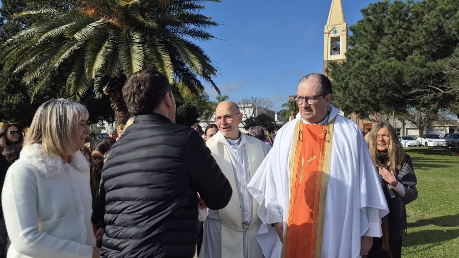 Las autoridades comunales saludando a los sacerdotes.