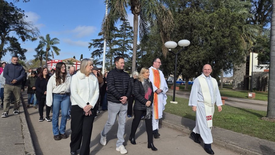 Rodrigo Trotti, Zulma Maciel, Fernando Sepertino y Ra&uacute;l Massini durante la procesi&oacute;n.