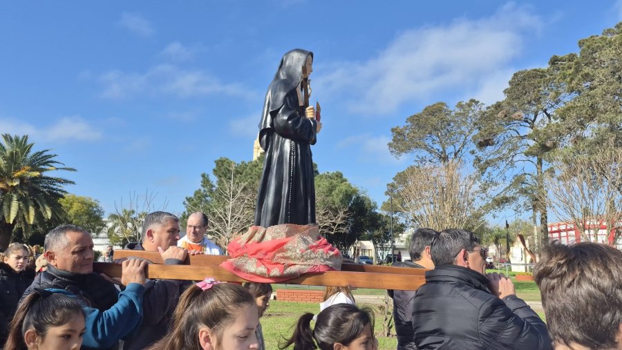 La imagen de la santa patrona durante la manifestaci&oacute;n de fe.