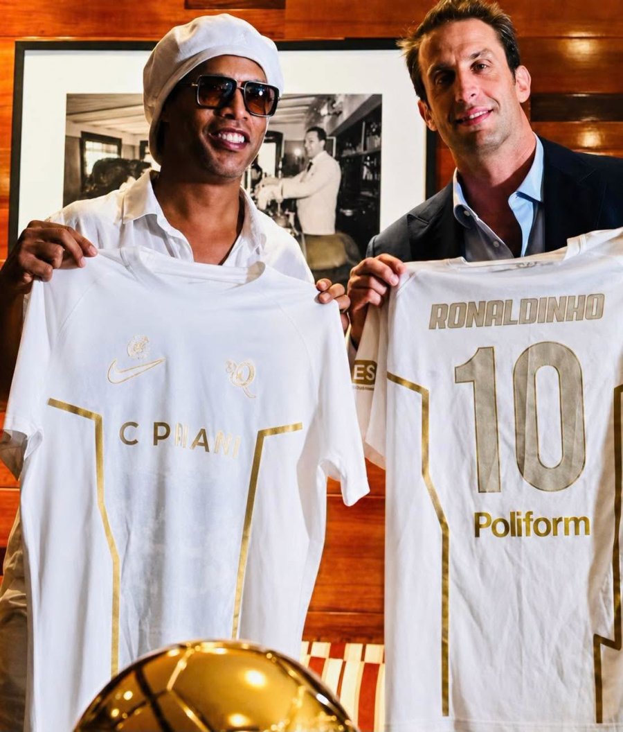 SORPRESA. Ronaldinho en su presentaci&oacute;n.