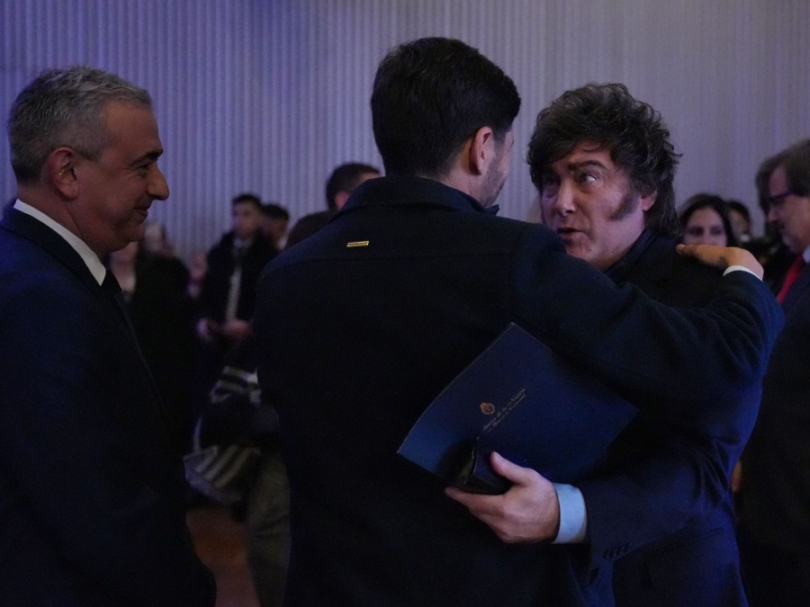 El gobernador Pullaro saluda afectuosamente al presidente Milei en la Bolsa de Comercio de Rosario.