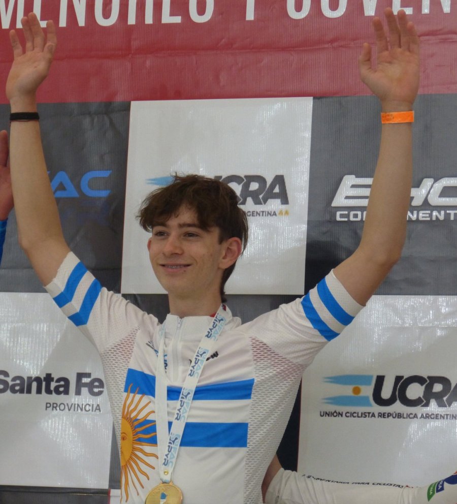 LUCIANO CAPELLA. Festejando su tercer triunfo en el campeonato.