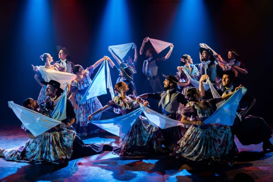 Un ballet folcl&oacute;rico de danzas argentinas.