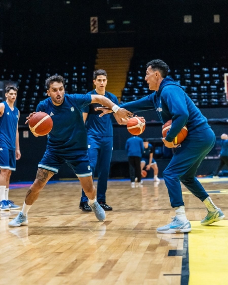 TRABAJO PREVIO. Prigioni y Campazzo junto al resto del equipo.