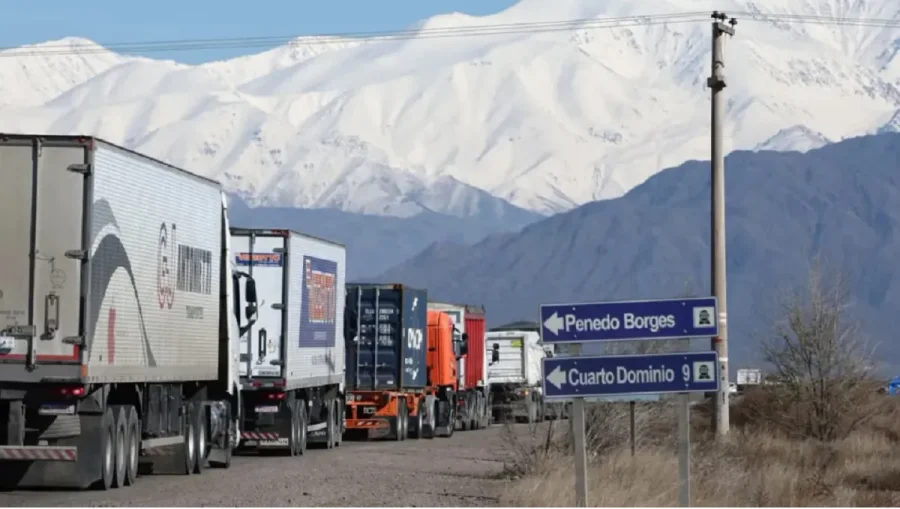 CRUCE INTERNACIONAL. Tras un masivo ingreso de camiones, el Cristo Redentor reabre este fin de semana el paso para todo tipo de veh&iacute;culos.