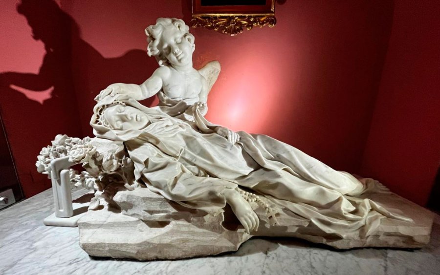 La eescultura de Santa Rosa de Lima obra de Melchiorre Caf&aacute;.