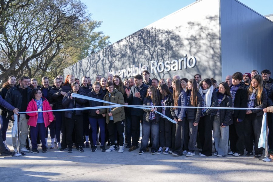 El gobernador Pullaro encabez&oacute; el corte de cintas de una obra que mejora la infraestructura social y deportiva de Rosario.&nbsp;
