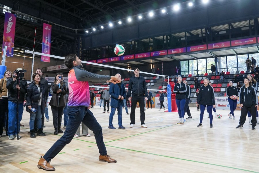 &ldquo;Estos Juegos Suramericanos ser&aacute;n recordados como el evento deportivo que nos uni&oacute; a los santafesinos y a los argentinos y nos dio esa perspectiva de futuro&rdquo;, dijo Pullaro, quien se anim&oacute; a jugar al v&oacute;ley. (FOTO SC)