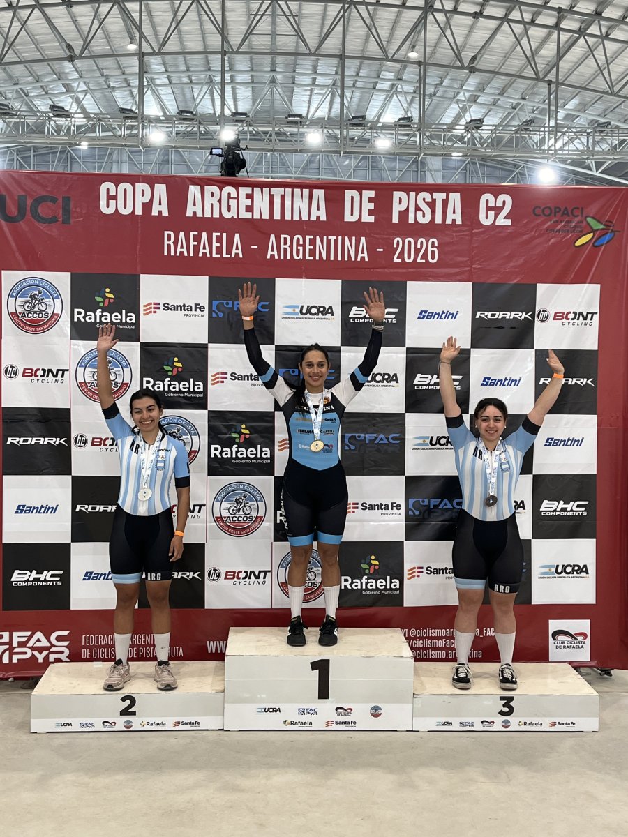 PODIO. Natalia Vera en lo m&aacute;s alto junto a sus compa&ntilde;eras de selecci&oacute;n argentina.,