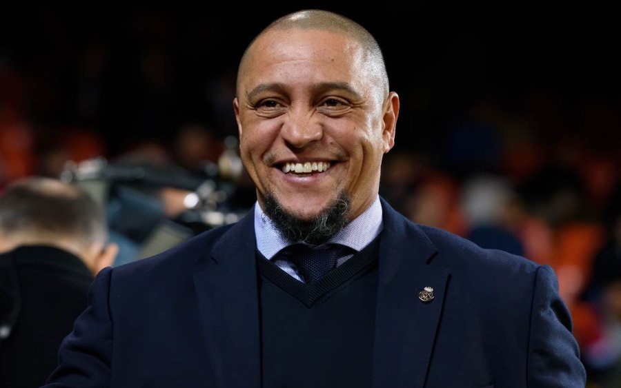 Roberto Carlos antes del partido de La Liga entre el Valencia CF y el Real Madrid CF en el Estadio de Mestalla, el 15 de diciembre de 2019, en Valencia (Espa&ntilde;a).
