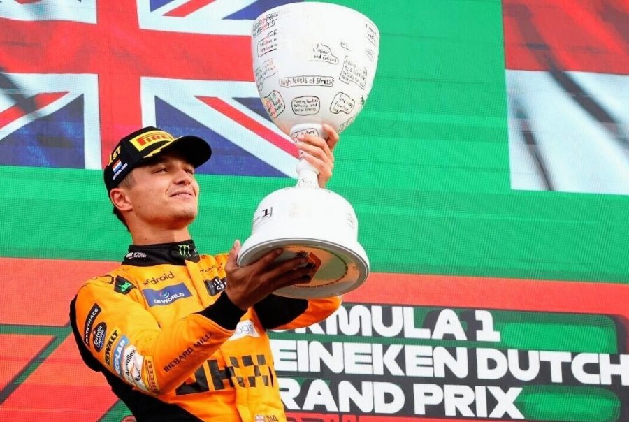 Lando Norris con el trofeo en el podio del circuito de Zandvoort.
